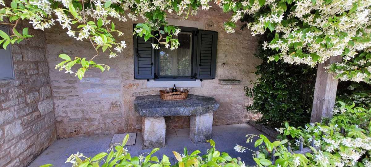 Tenuta con due case in pietra e piscina